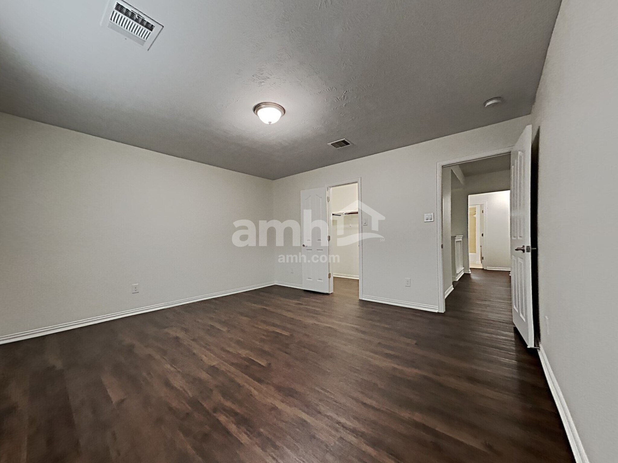 Building Photo - 2213 Oak Cir Dr N