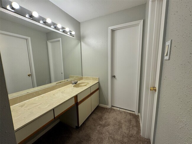 Building Photo - 9800 Pagewood Ln