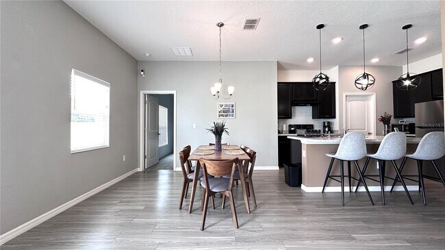 Building Photo - 421 Pinecrest Loop