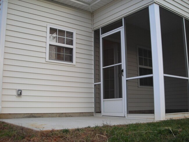 Building Photo - 1353SF 2BR 2.5BA 2 car garage