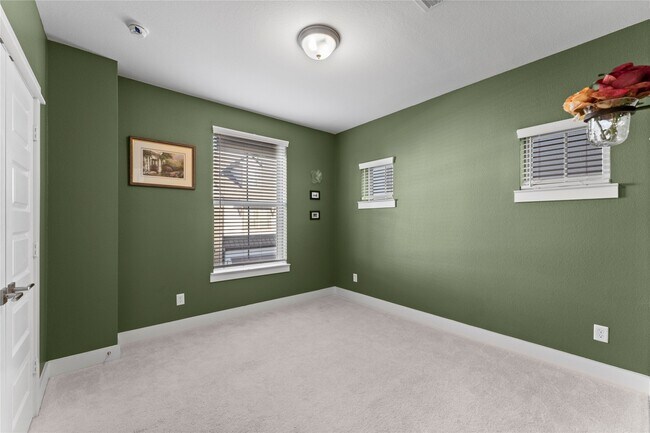 Building Photo - 817 Kamano Ave