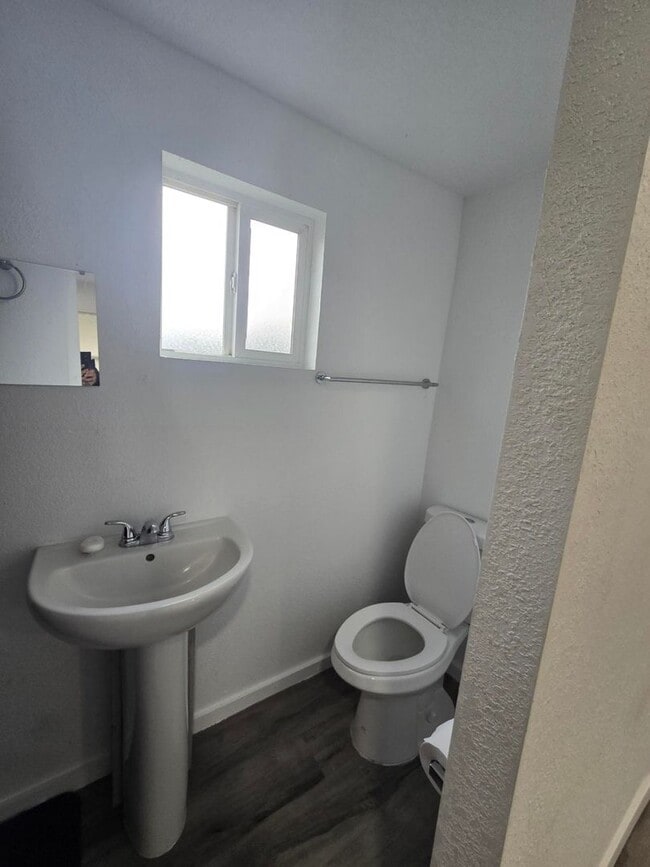 Building Photo - 1 Bedroom, 1 bathroom House