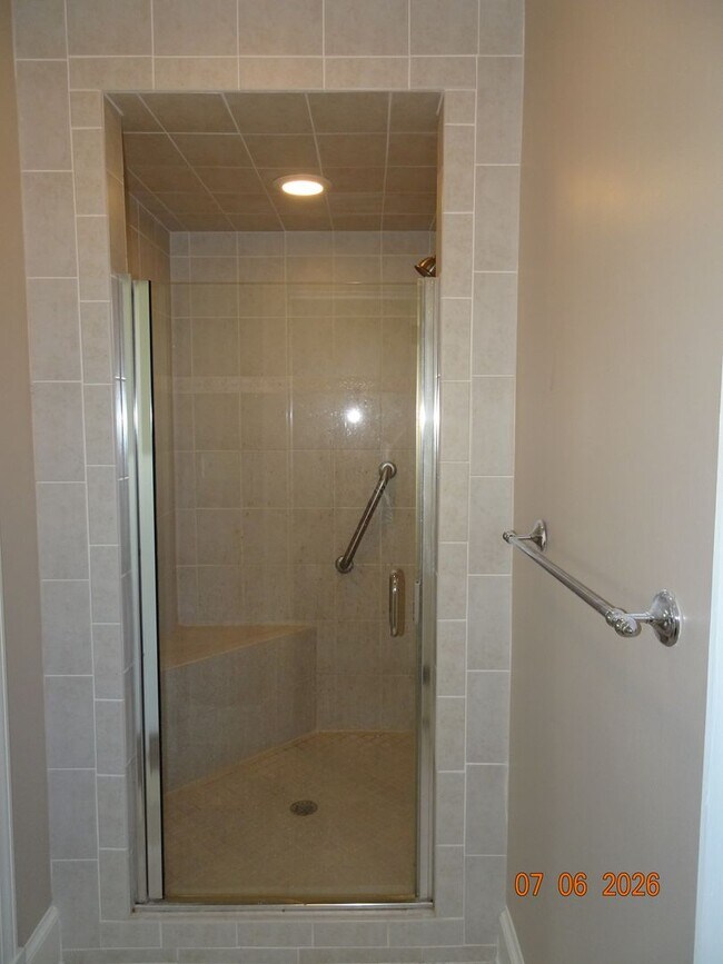Building Photo - 3 bedrooms, 2 baths single family home