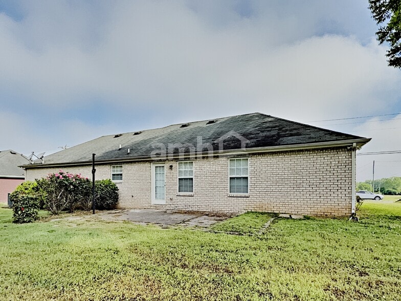 Building Photo - 3001 Mesquite Dr