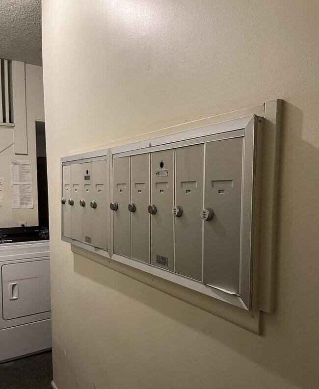 Building Photo - 560 S 600 E