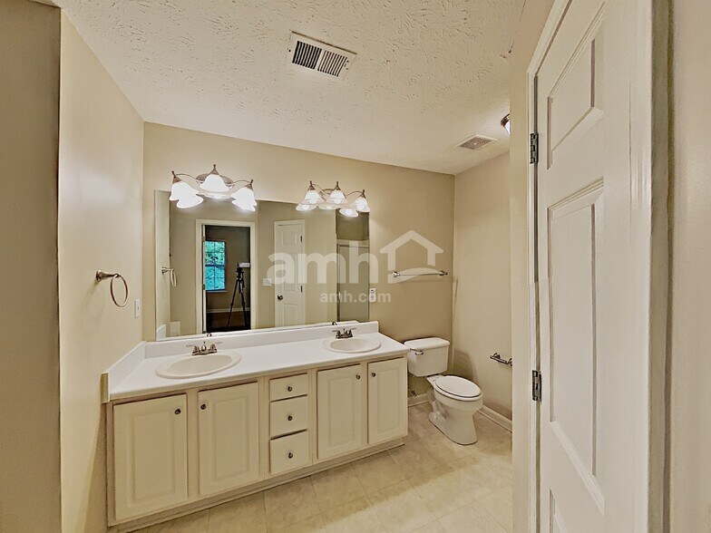 Building Photo - 1714 English Ivey Ln