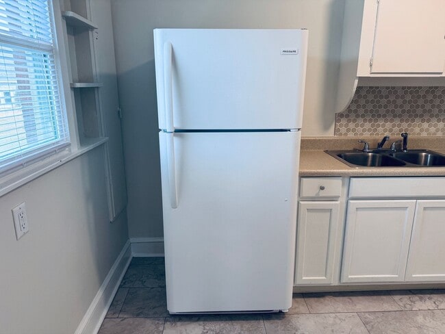 Building Photo - Central AVL - 1/1 Updated Apartment Ready Now!