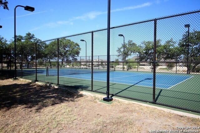 Building Photo - Immaculate rental now available in coveted...