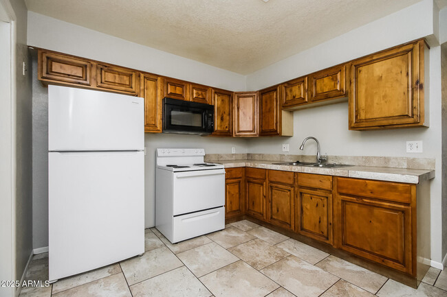 Building Photo - 208 S Doran