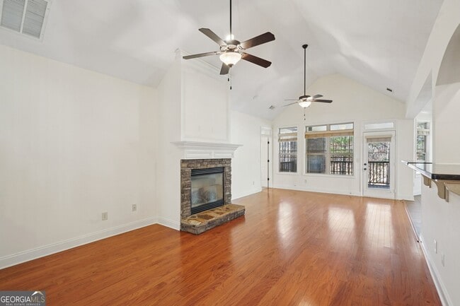 Building Photo - 160 Greenview Dr