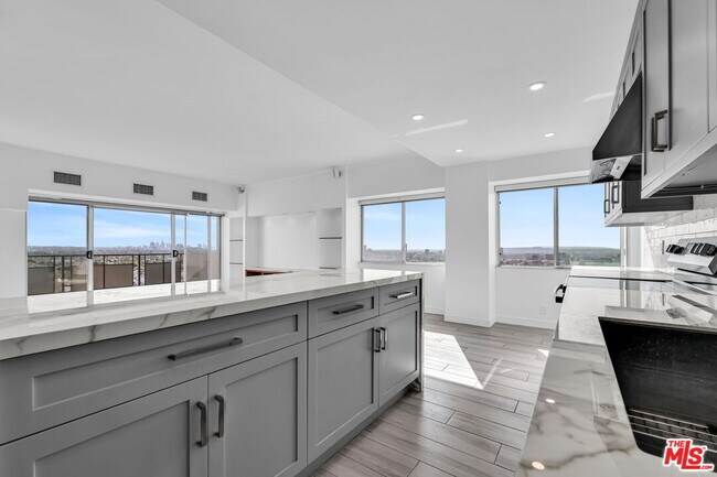 Building Photo - 1155 N La Cienega Blvd