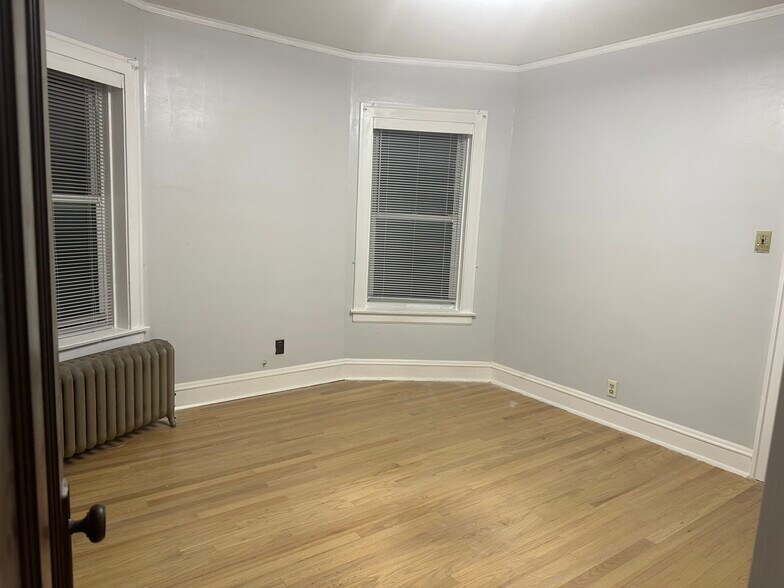 Building Photo - 5621 N Maplewood Ave