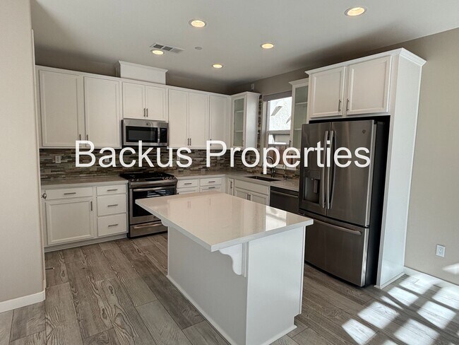 Building Photo - Three Bedroom Home in Hollister