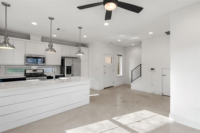 Building Photo - 1003 Fiesta St