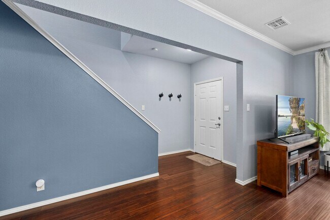 Building Photo - Stylish Townhome Living in Oak Creek