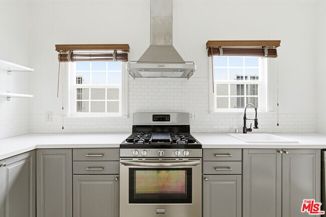 Building Photo - 1357 Cloverdale Ave