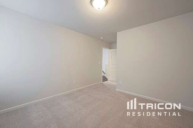 Building Photo - 325 Oxbow St