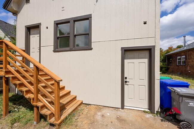 Building Photo - 542 NE Brazee St