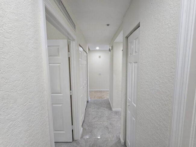 Building Photo - Beautiful 2 Bed 2 Bath Condo in West Palm ...