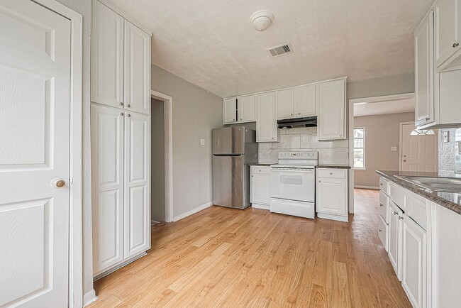 Building Photo - Very affordable spacious 4bed/2bath single-family house!