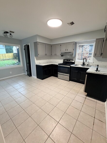 Building Photo - 2311 Lovitt Dr