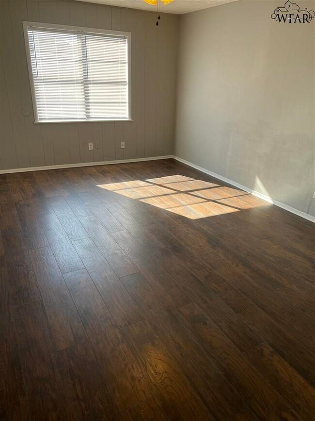 Building Photo - 1118 Ireland St