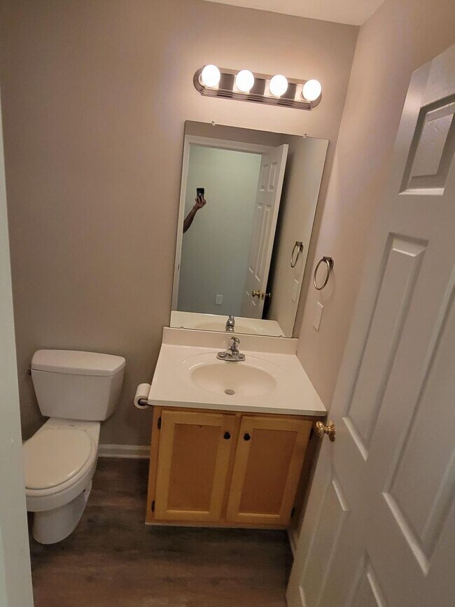 Building Photo - Beautiful three bedroom two bathroom house...