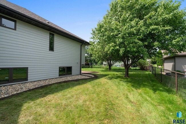 Building Photo - Charming Multi-Level Home! Large Backyard,...