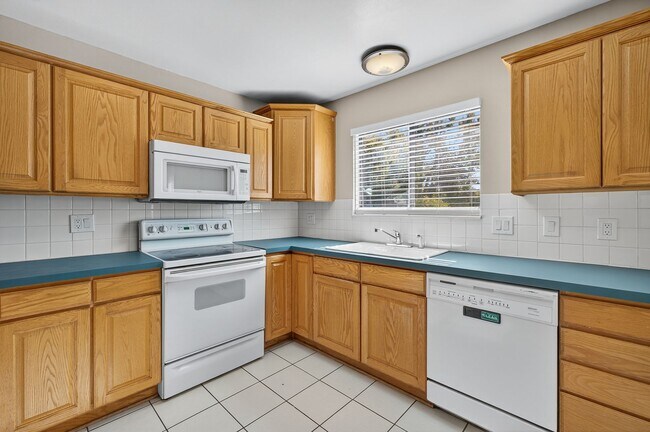 Building Photo - For Rent: Charming 4-Bedroom Tri-Level in ...