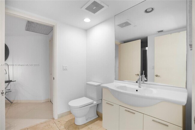 Building Photo - 475 Brickell Ave