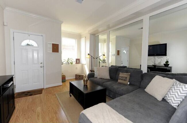 Building Photo - 1012 7th St SE