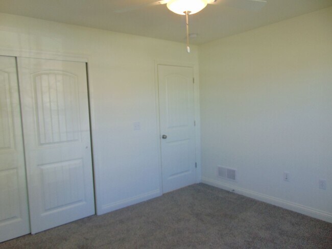 Building Photo - Sensational 3 Bed 2 Bath House!