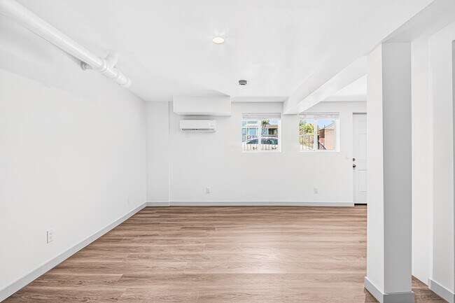 Building Photo - 1121 Daisy Ave