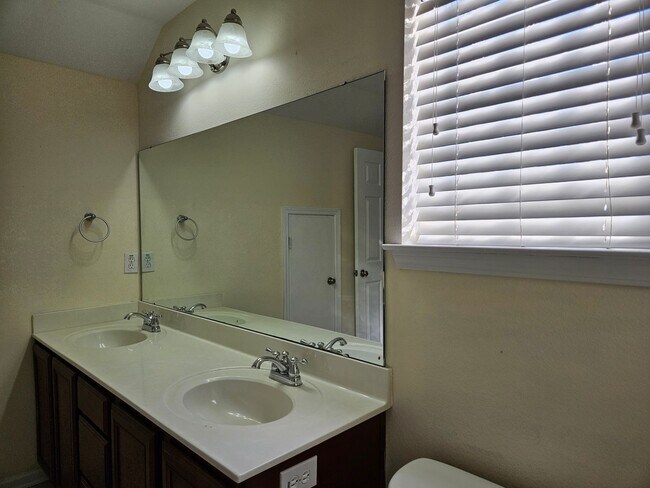 Building Photo - Ivy Square Patio Home