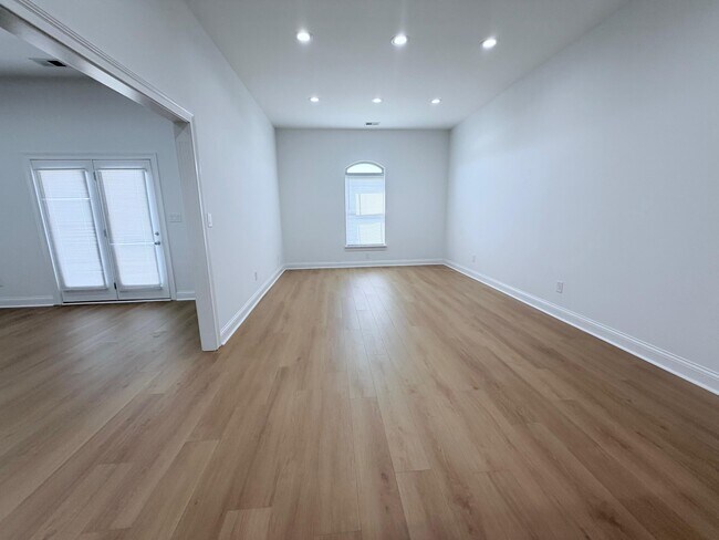 Building Photo - 502 Regency Cir