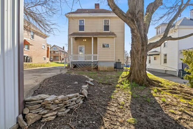 Building Photo - CHEVIOT:  Adorable 2+ bed 1.5 bath 2 story w 2 car garage