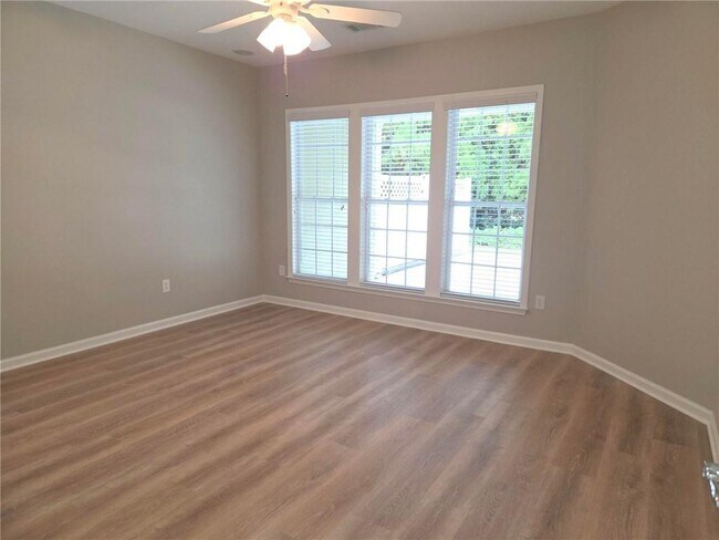 Building Photo - 6105 Longleaf Dr