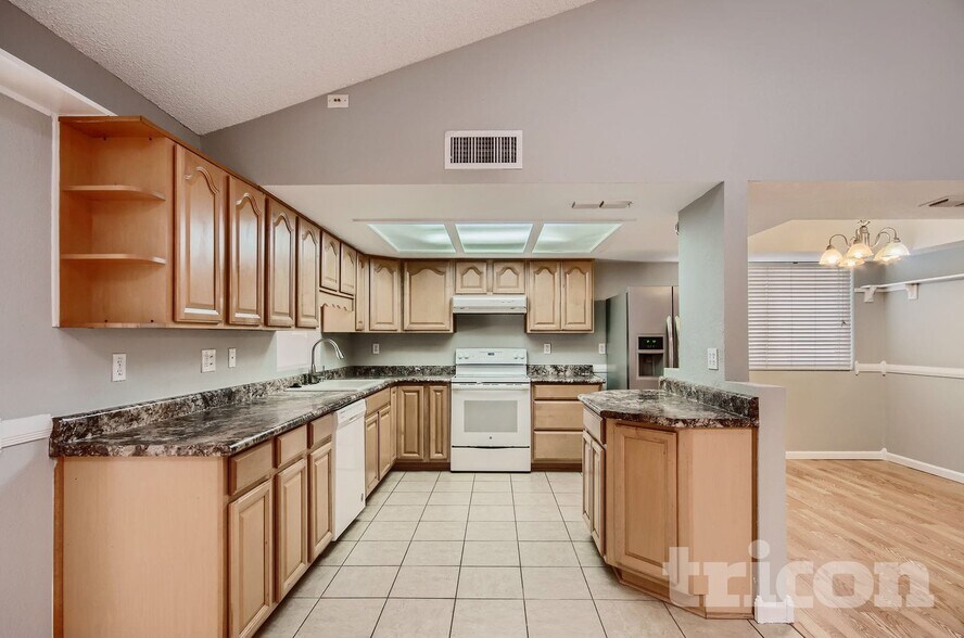 Building Photo - 2612 E Glade Ave