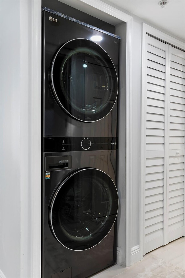 Building Photo - 5167 N Hwy A1A