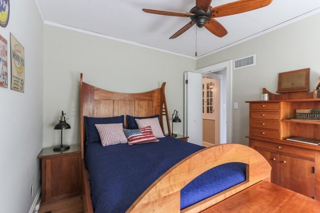 Building Photo - {4805}  Charming West Plaza Bungalow + Pri...