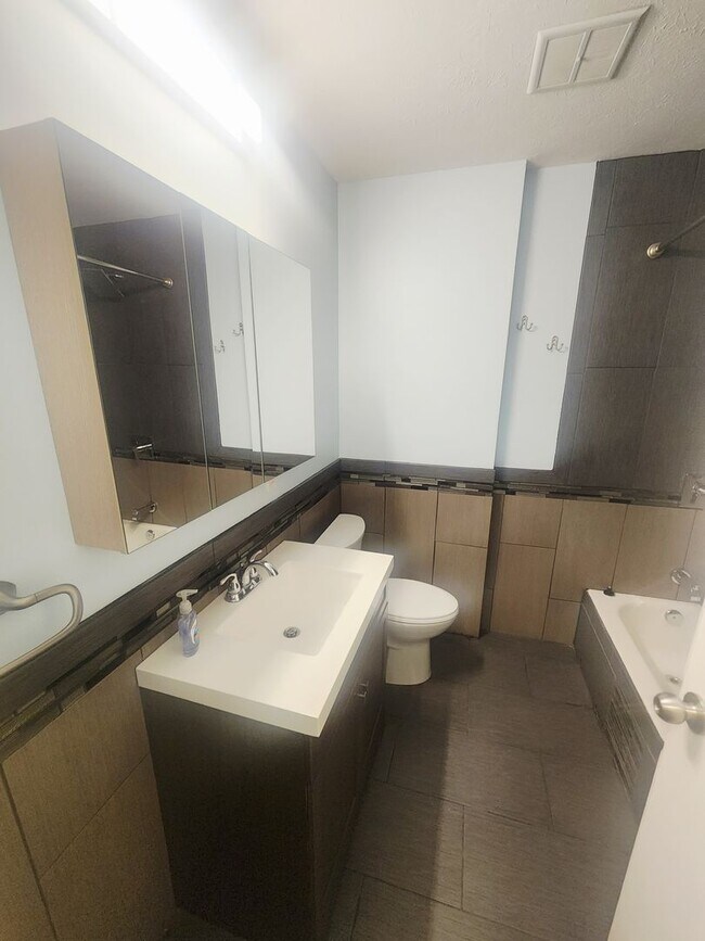 Building Photo - Beautiful 3 bedroom 2 full bath with garag...