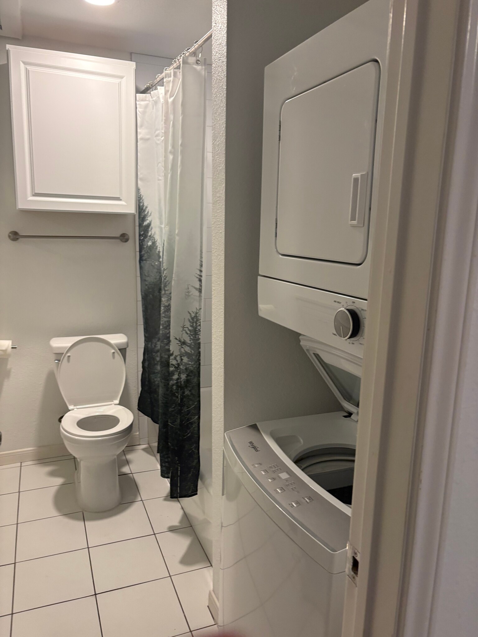Washer dryer in bathroom - 4209 Marathon Blvd