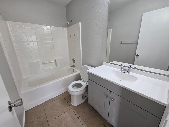 Building Photo - **Charming 2-Bedroom Home for Lease for a ...