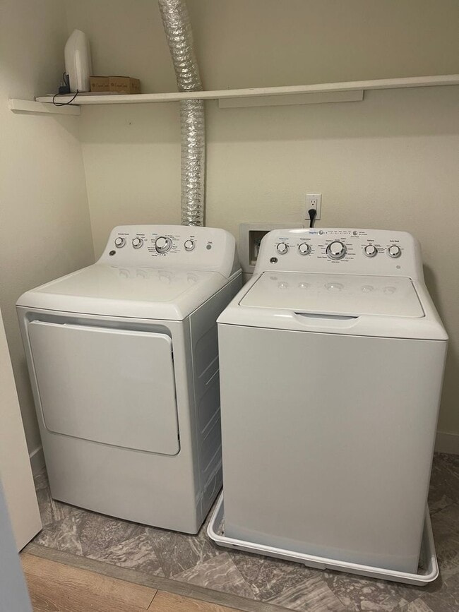 Building Photo - 2 bedroom, 2 bath condo near Greenwood.