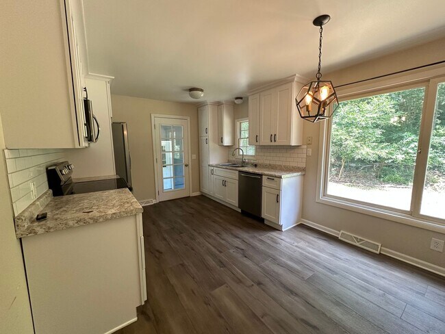 Building Photo - 4 bedroom home in Lowell Schools!
