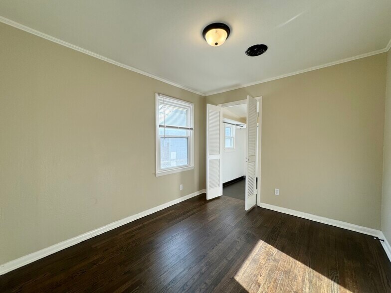 Building Photo - 111 W 77th Ter
