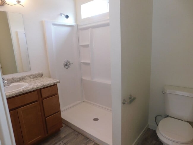 Building Photo - Walking Distance to Community