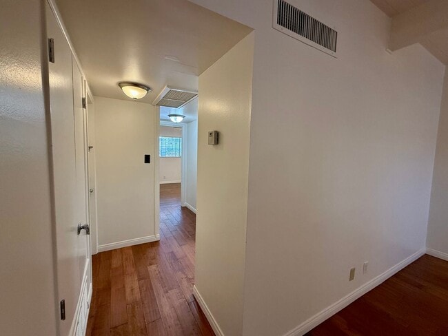 Building Photo - Beautiful 1 Bedroom, 1 Bathroom Condo-Style Home with Garage
