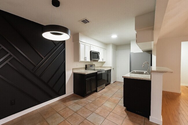 Building Photo - 2700 Clemson Cir