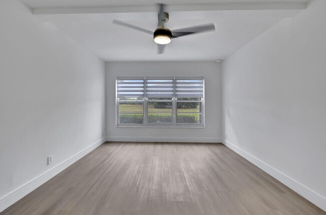Building Photo - 3100 N Palm Aire Dr